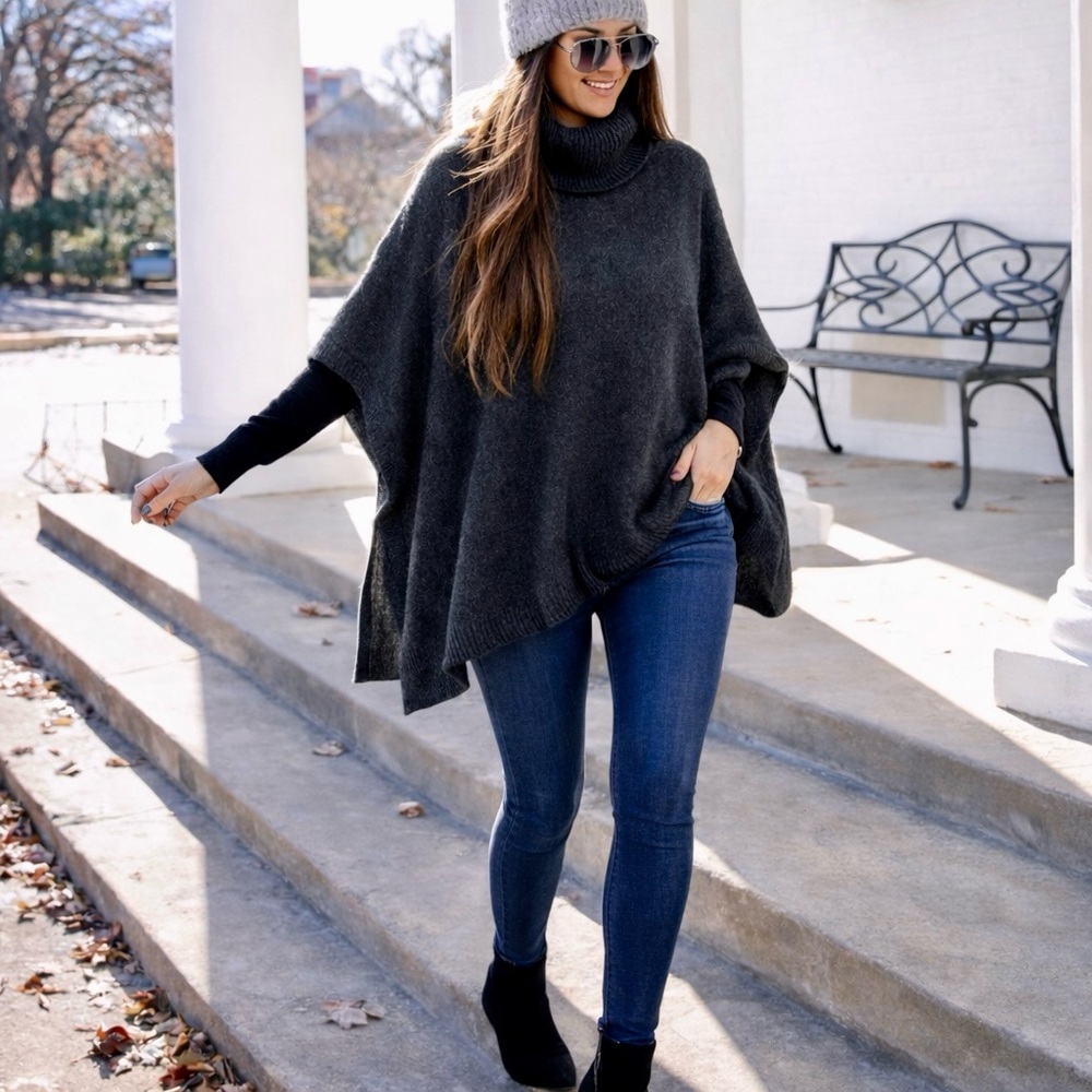 Minimalist Oversized Poncho Sweater One Size‎ Turtleneck Knit Black